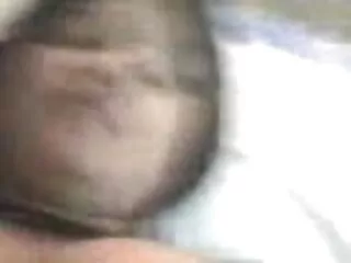 एक कुर्सी में पोज देते हुए छोटे स्तन वाली सेक्सी एचडी हिंदी मूवी लड़की