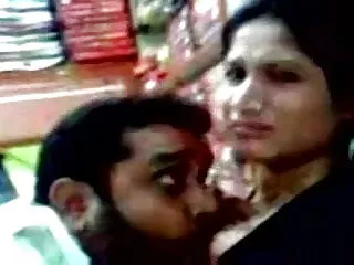 एक विशाल खिलौना पांडा के सेक्सी फिल्म एचडी मूवी वीडियो साथ जंगल में सेक्स