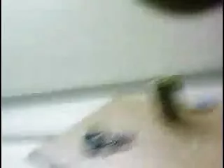 गर्म गर्म हिंदी फिल्म सेक्सी एचडी में रात में युवा मुर्गा का आनंद लेता है